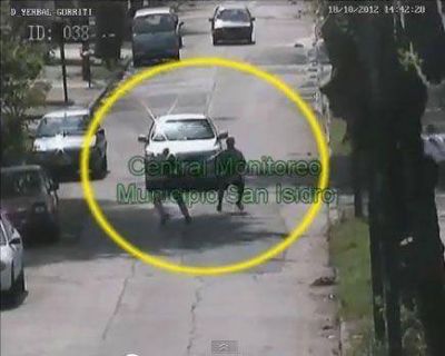 Las C�maras de San Isidro captan cuando un automovilista atropella a un delincuente que pretend�a asaltarlo
