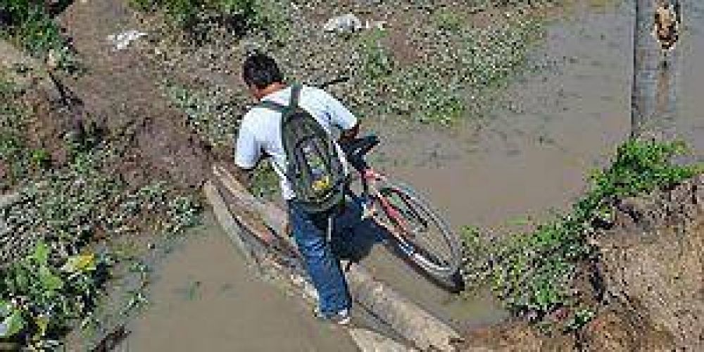 Vecinos solicitan un puente que una dos barrios