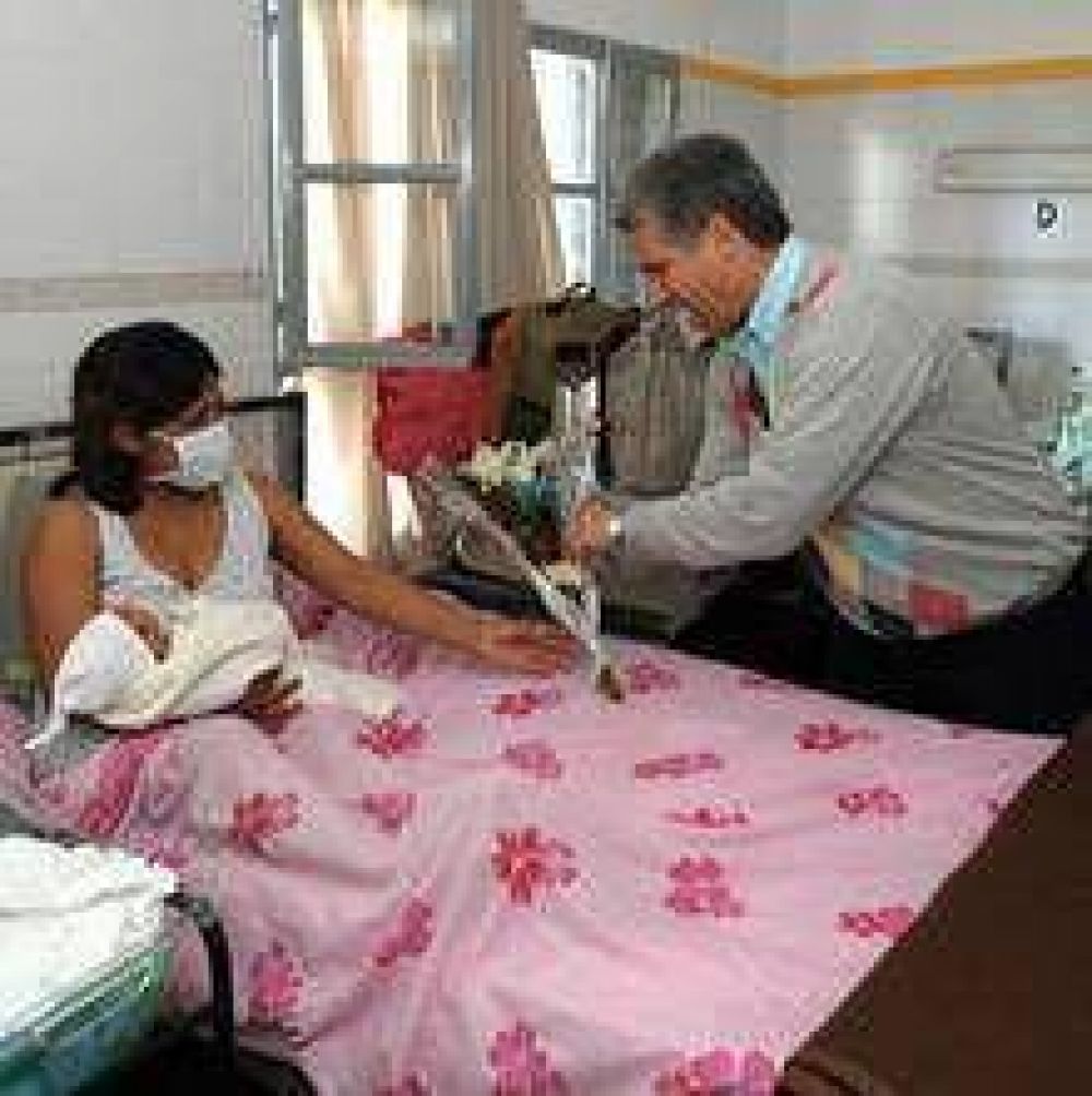 Poggi salud� a las madres internadas en el Hospital San Luis