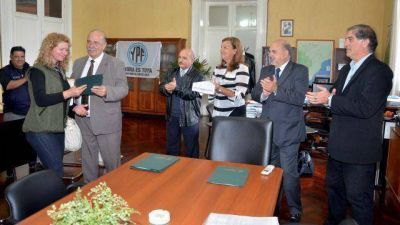 Se entregaron 3,6 millones de pesos para obras en escuelas