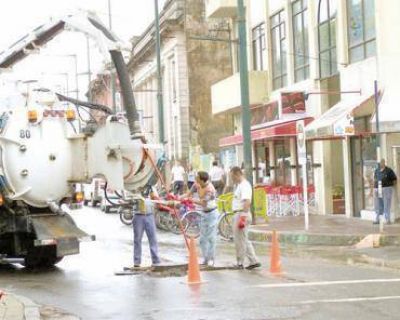 Realizan trabajos de mantenimiento en la red de cloacas