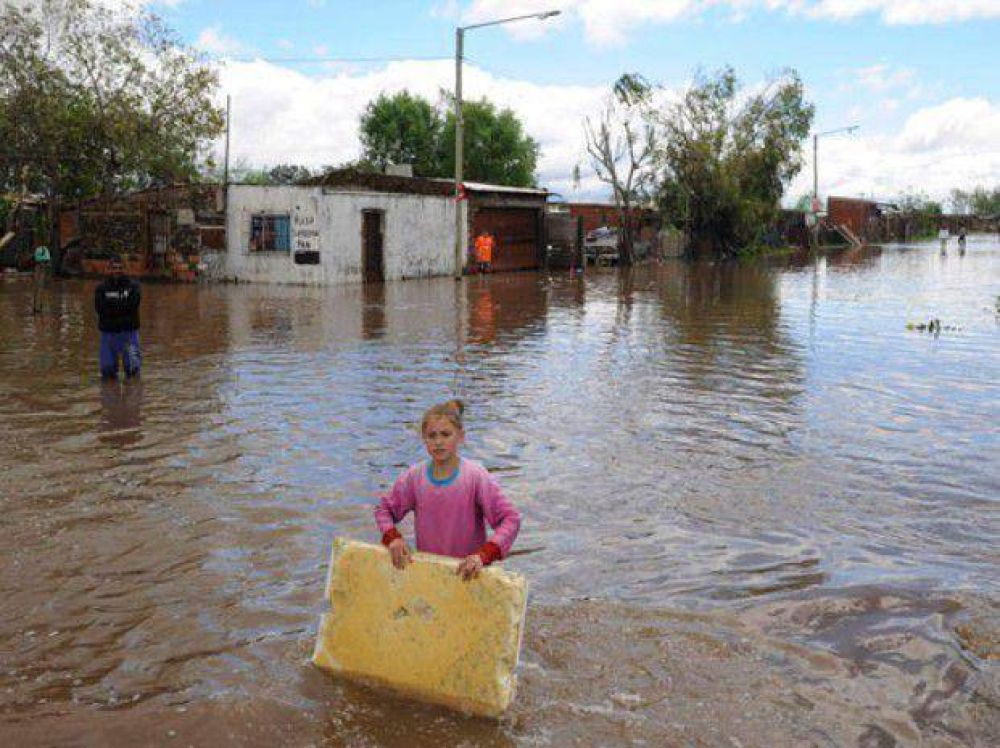 Nuevo Alberdi fue afectado porel desborde del canal Salvat