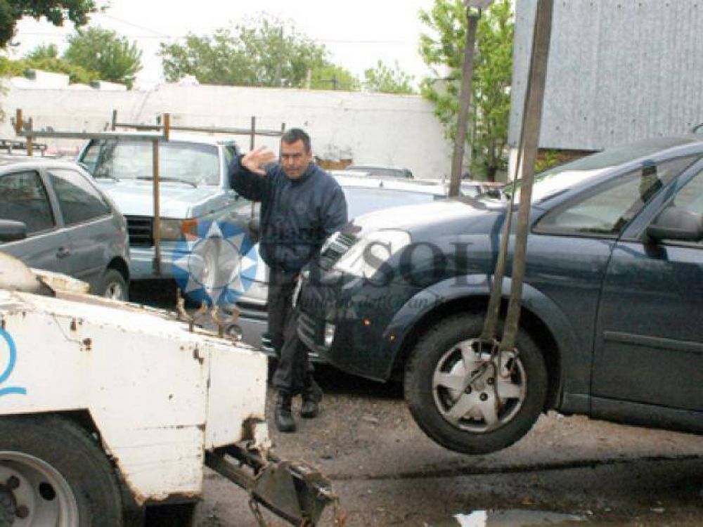 Secuestran autos y motos en operativo