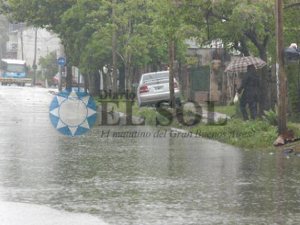 Calles anegadas y �rbol ca�do por las lluvias en la regi�n