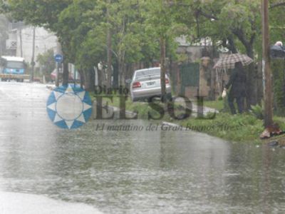 Calles anegadas y �rbol ca�do por las lluvias en la regi�n