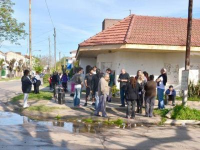 Nuevo reclamo frente a la casa de Claudio Olivares