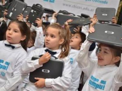 El Gobernador entreg� 134 nuevas computadoras en colegios c�ntricos