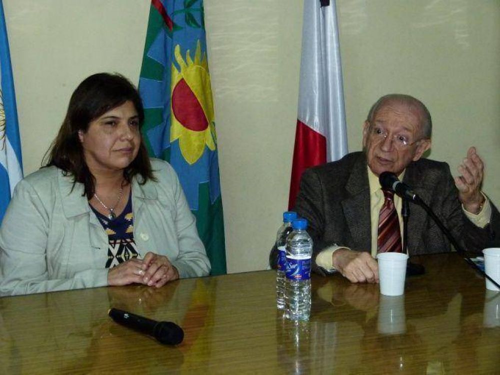 F�lix Lo� disert� en la UCR
