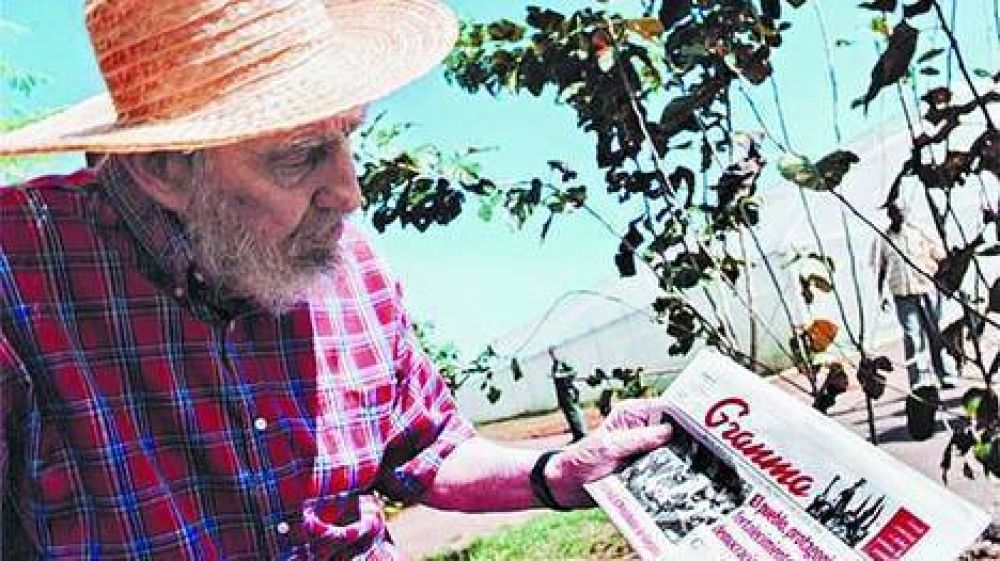 Con fotos, Fidel desminti� los rumores sobre su salud