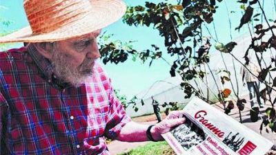 Con fotos, Fidel desminti� los rumores sobre su salud