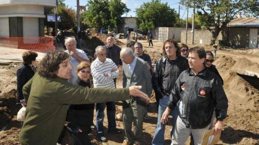Vecinos frenan obra de desag�e hasta que les arreglen la calle