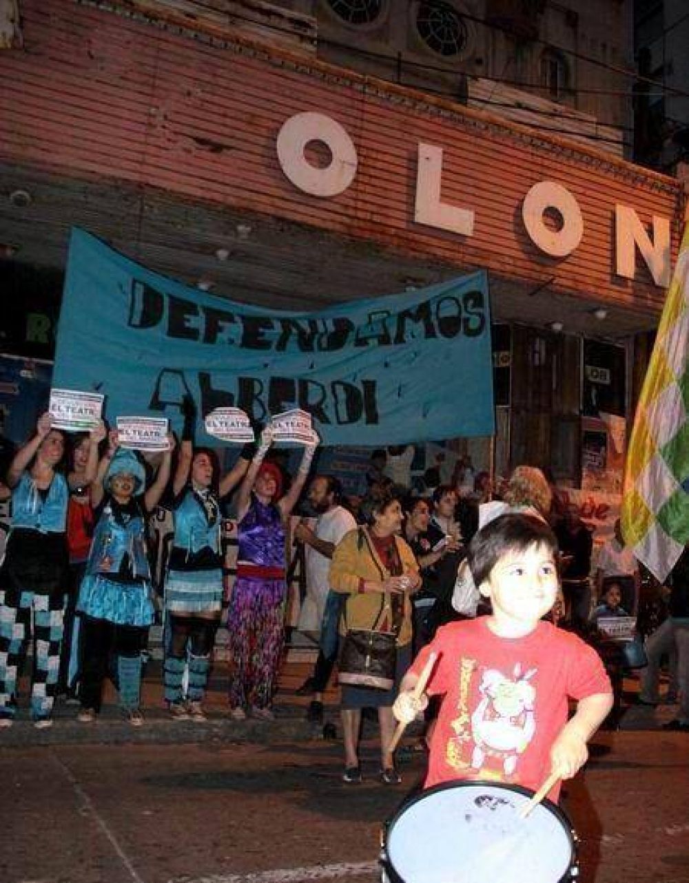 Vecinos de Alberdi marcharon exigiendo detener las demoliciones del patrimonio