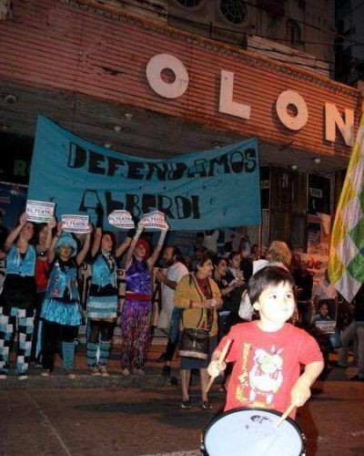 Vecinos de Alberdi marcharon exigiendo detener las demoliciones del patrimonio