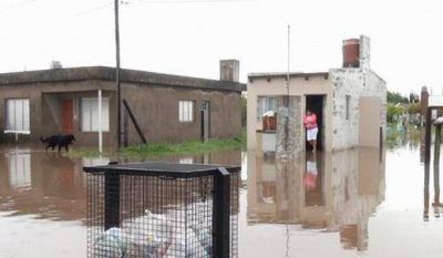 El agua proveniente de los campos inund� sectores barriales de Corral