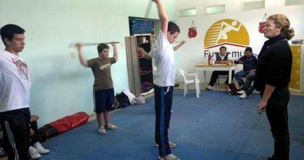 R�o IV: a trav�s del boxeo recuperan de las adicciones a 5 adolescentes