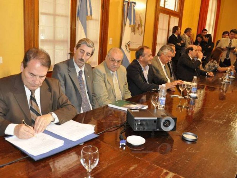 Martes, 23 de octubre de 2012 Se firm� una carta intenci�n para la exploraci�n de energ�a geot�rmica