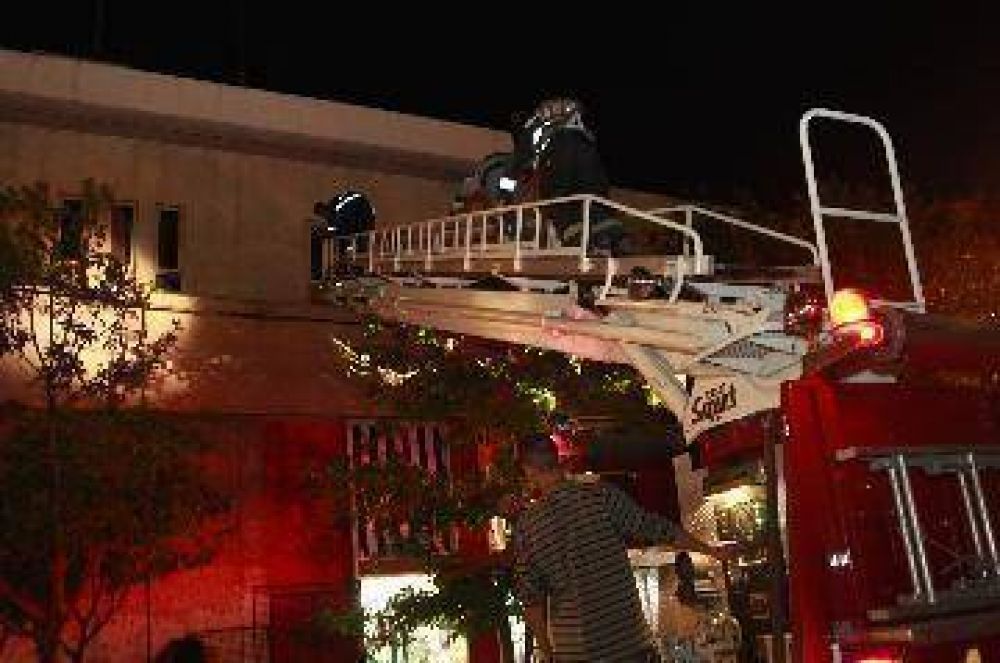 Rescataron a una familia atrapada en un incendio