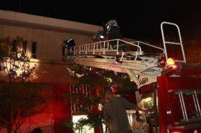 Rescataron a una familia atrapada en un incendio