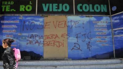 Vecinos de Alberdi marchan en defensa del teatro Col�n