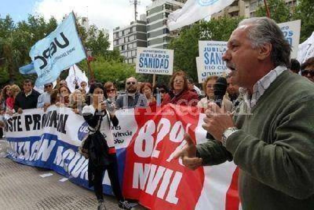  La Uepc apura a los estatales y amenaza con medidas de fuerza