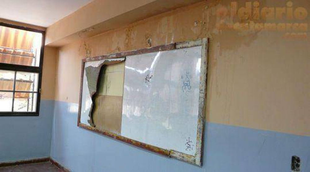 Con p�rdidas de agua y paredes electrocutadas se dictan clases en una escuela de Capital