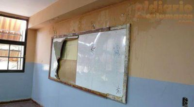 Con p�rdidas de agua y paredes electrocutadas se dictan clases en una escuela de Capital