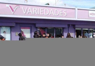 Alumnos de la Escuela N� 8 entregaron bolsas reciclables por la ciudad