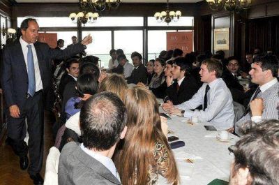 Scioli con j�venes universitarios