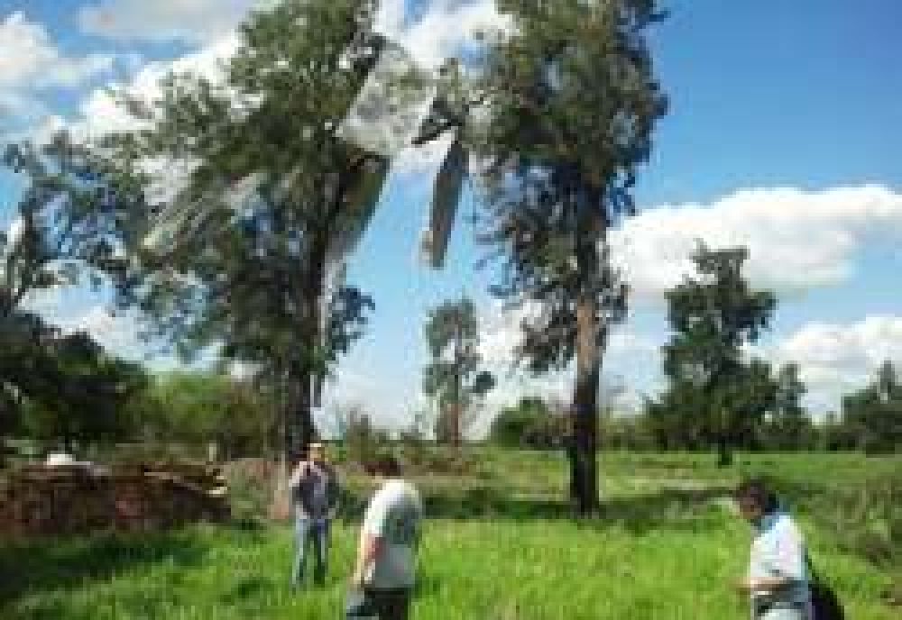 El diputado Guti�rrez recorri� los campos afectados por el tornado	
