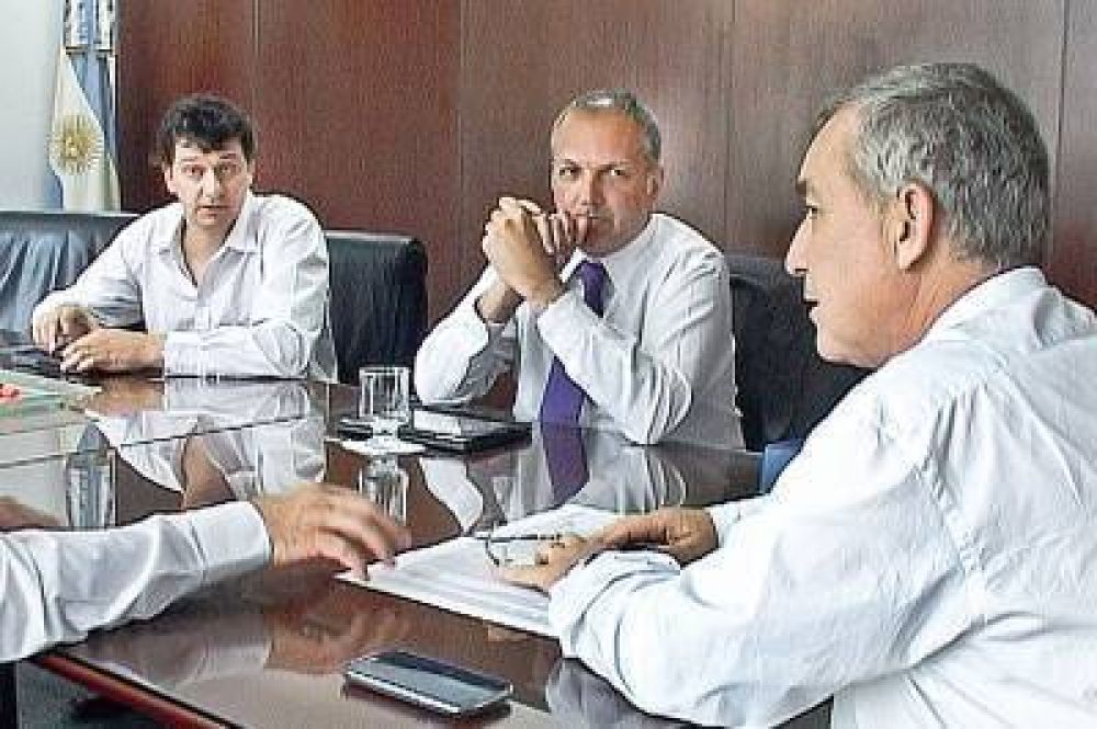 El gobernador gestion� la ejecuci�n de obras h�dricas para Chubut