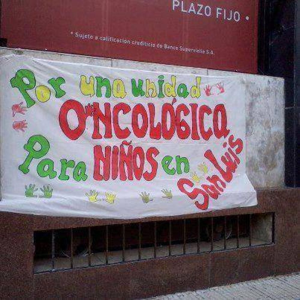 Contin�a la campa�a de recolecci�n de firmas por un centro oncopedi�trico