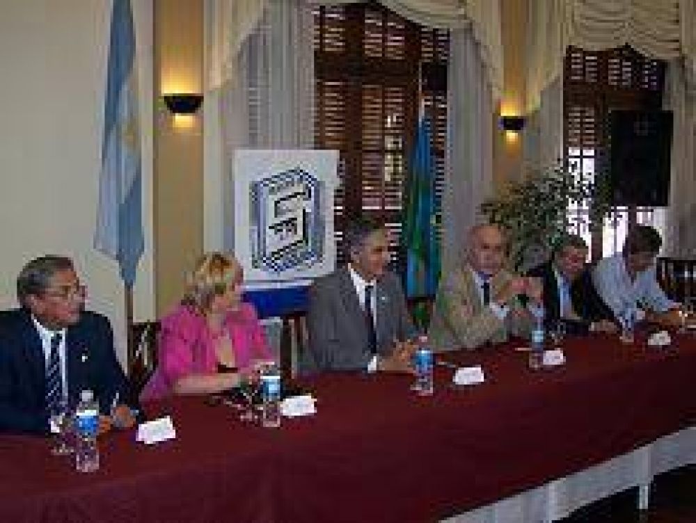 SANTIAGO MONTOYA FIRM� CONVENIOS CON MUNICIPIOS DE LA ZONA.