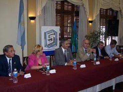 SANTIAGO MONTOYA FIRM� CONVENIOS CON MUNICIPIOS DE LA ZONA.