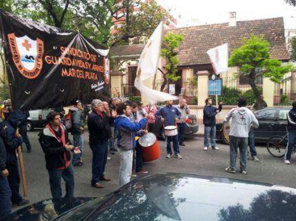 Guardavidas realizaron una ruidosa protesta en la sede del EMTUR