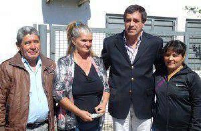 Entrega de pr�tesis dentales en el centro de salud del barrio Liborsi