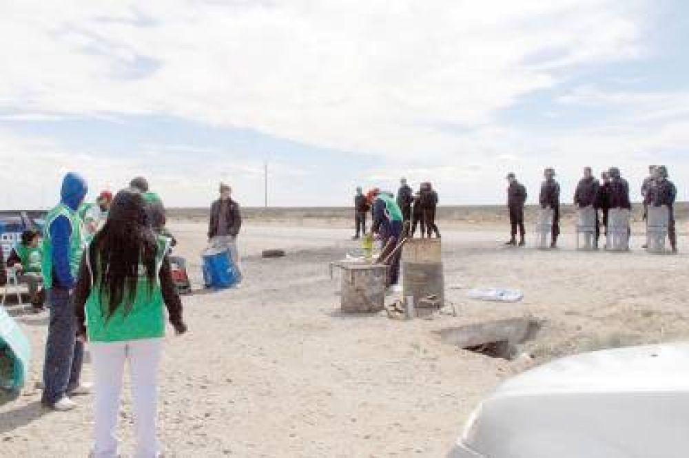 Trabajadores de ATE permanecen a la vera de la ruta 281