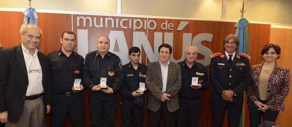 El INTENDENTE DE LAN�S DAR�O D�AZ P�REZ DISTINGUI� A LOS BOMBEROS DE LAN�S OESTE QUE CUMPLIERON 20 A�OS DE SERVICIO 