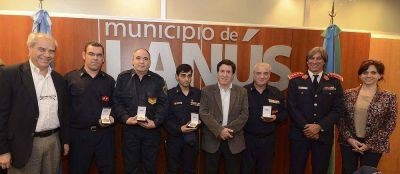 El INTENDENTE DE LAN�S DAR�O D�AZ P�REZ DISTINGUI� A LOS BOMBEROS DE LAN�S OESTE QUE CUMPLIERON 20 A�OS DE SERVICIO 