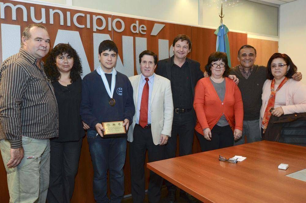 EL INTENDENTE DE LAN�S DAR�O D�AZ P�REZ JUNTO AL GANADOR WALTER FLORES