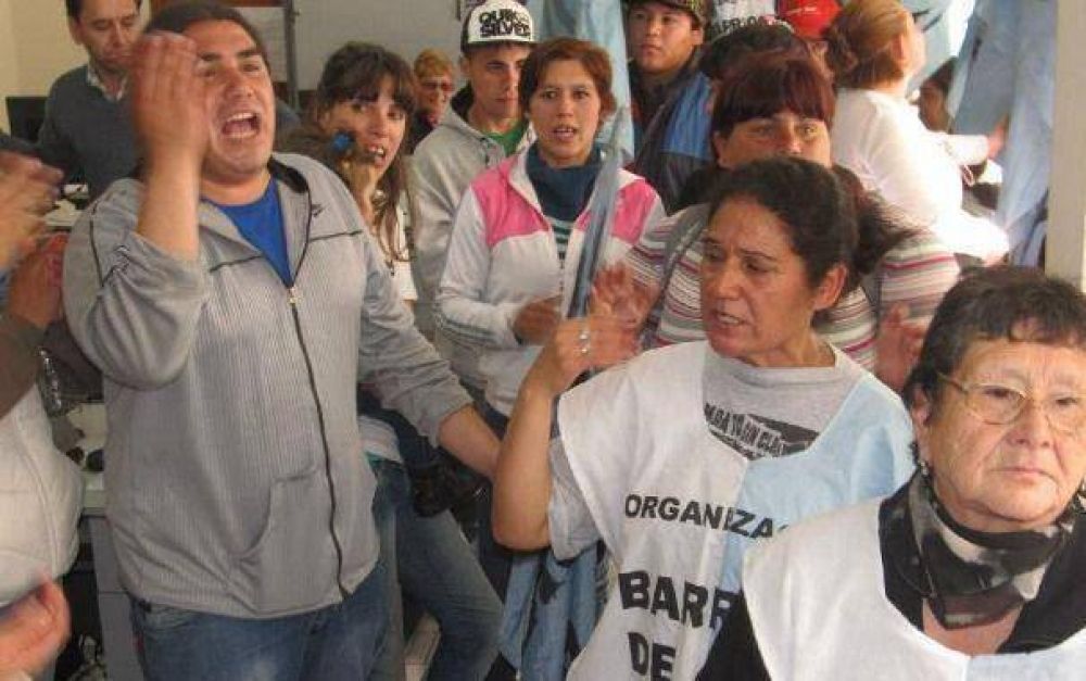 Barrios de Pie se moviliz� a la Gerencia de Empleo local