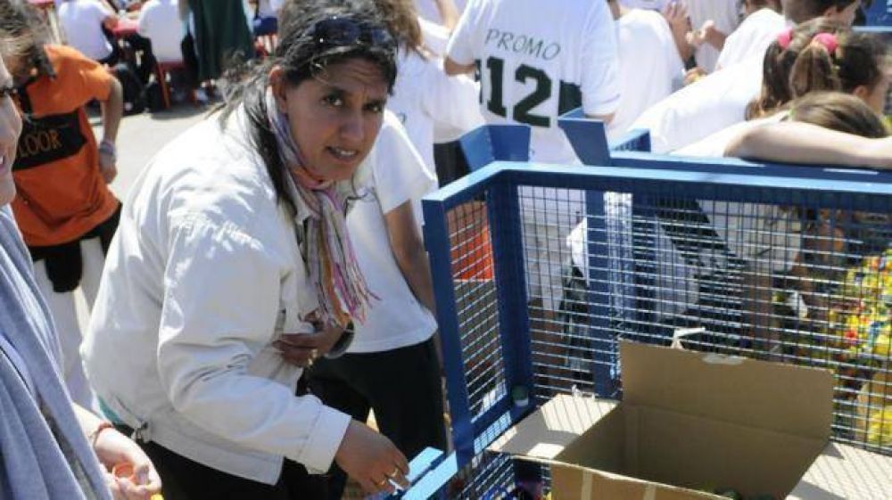 El Hospital Infantil se visti� de colores con 6.500 kilos de tapitas