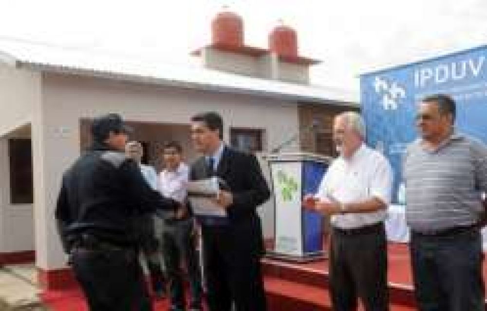 Puerto Bermejo: Capitanich entreg 10 viviendas del Plan ANSES		