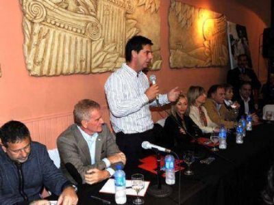 Gonzalo Atanasof y Francisco de Narv�ez recorrieron la ciudad y cerraron el d�a con un plenario partidario