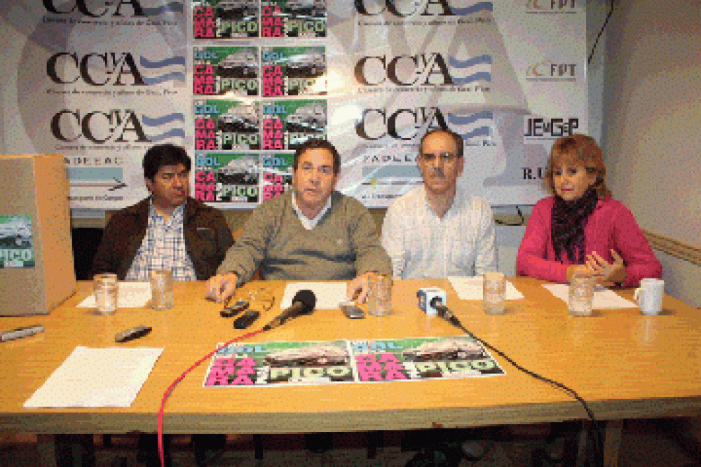 La C�mara de Comercio present� el programa "Un Gol de la C�mara para Pico"