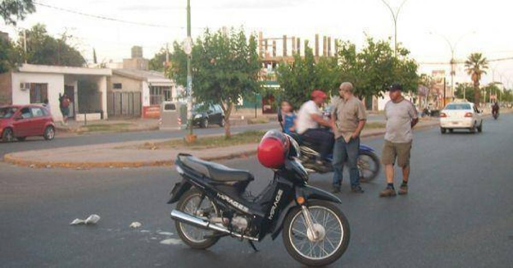 Atropella a una motociclista y huye