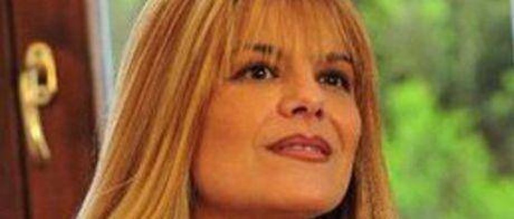 Alejandra Oviedo, duea de una lacerante irona