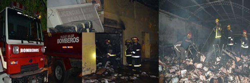  Voraz incendio en un galp�n de Santa Lucia