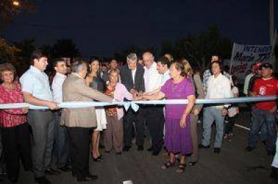 Junto a Gioja, Chimbas inaugur� pavimento e iluminaci�n nueva