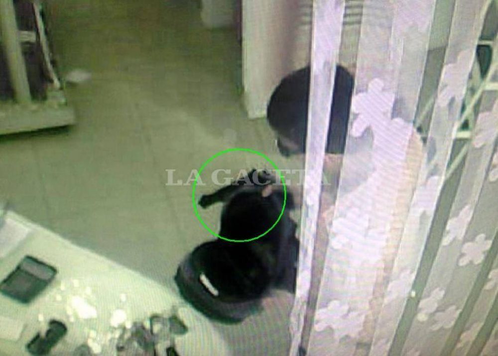 Enca�on� a una empleada y asalt� un local de ropa en Barrio Norte