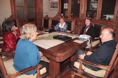 EL INTENDENTE INZA RECIBI� A INTEGRANTES DEL HOGAR AGR�COLA